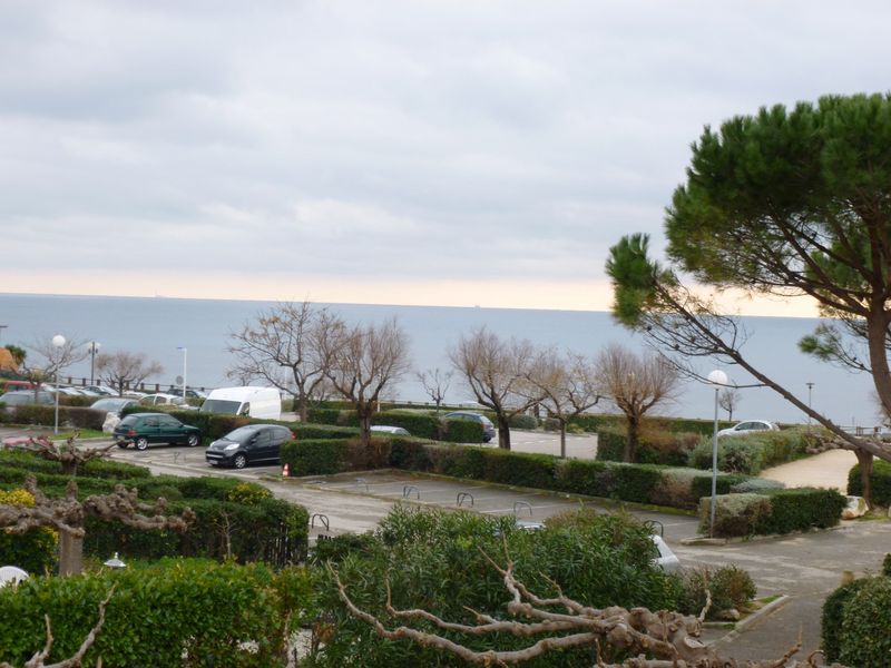 vue mer STUDIO T1 SAUSSET LES PINS 13960